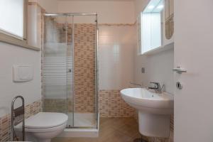 uma casa de banho com um chuveiro, um WC e um lavatório. em Caravaggio em Parzanica
