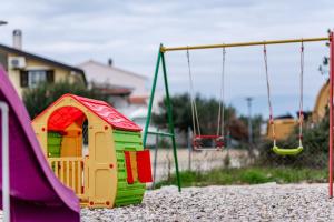 Plac zabaw dla dzieci w obiekcie Holiday Home Aria