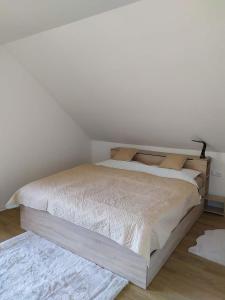 Postel nebo postele na pokoji v ubytování Apartmány u Ivanky, Polanský dvůr 1149