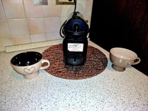 a blender sitting on a counter next to two cups at CASA BOUNTY in Trieste