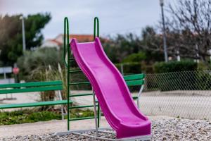 Plac zabaw dla dzieci w obiekcie Holiday Home Aria