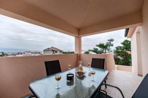 stół z kieliszkami wina na balkonie w obiekcie Holiday Home Aria w Nin