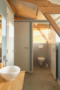 Vragender的住宿－Achterhoeks Goed, Minicamping in Vragender，浴室配有白色水槽和卫生间。