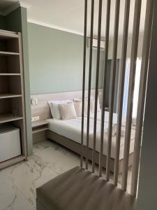 1 dormitorio con 1 cama con cuna en Siviris Golden Beach, en Siviri