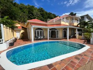 Majoituspaikassa Stunning 4-Bed Villa in Gros Islet St Lucia tai sen lähellä sijaitseva uima-allas