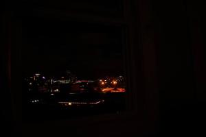 una ventana con vistas a la ciudad por la noche en Cozy apartment 2nd 10min Walk Downtown and City View, en Providence