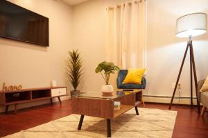 a living room with a coffee table and a tv at Cozy apartment 2nd 10min Walk Downtown and City View in Providence
