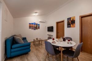 Holiday Home Aria في نين: غرفة معيشة مع طاولة وكرسي أزرق