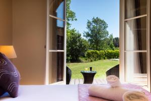 - une chambre avec un lit et une fenêtre ouverte dans l'établissement Hôtel La Bastide Saint Martin, à Carcassonne