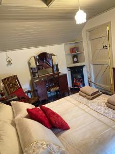 1 dormitorio con 1 cama grande y chimenea en Nellie's Farmhouse, en Carlingford