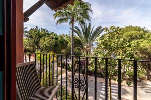 balcone con panca e palme di Luxury Spacious Penthouse & garage 150m to Beach a Marbella