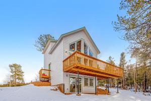 una casa con una terraza a un lado en It's All About The Views!, en Woodland Park