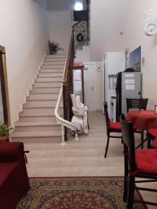 Habitación con escalera y aseo en B&B Stelle Della Daunia, en San Severo