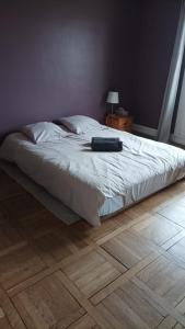 uma cama com um teclado num quarto em Le Bleu Roi - Appartement calme proche de la Gare em Caen