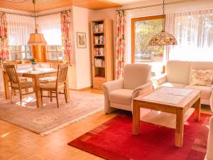 un soggiorno con divano e tavolo di Landhaus Christina a Bad Dürrheim