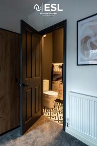 ห้องน้ำของ 5 Bedroom Victorian Town House - Perfect for Contractors and Family Groups
