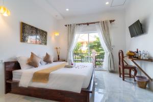 um quarto com uma cama grande e uma varanda em Angkor Rithy Boutiques em Siem Reap