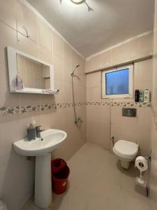 イスタンブールにあるTaksim houseのバスルーム(洗面台、トイレ付)、窓が備わります。