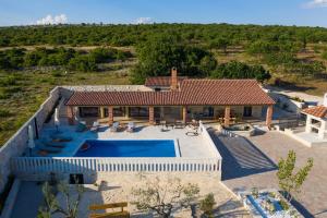 Hồ bơi trong/gần Villa Bukovica