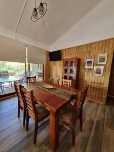 uma sala de jantar com uma mesa de madeira e cadeiras em Refugios de Montaña Reloncaví - Ruka Lee IV em Nevados de Chillan