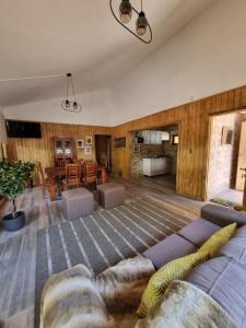 sala de estar con sofá y mesa en Refugios de Montaña Reloncaví - Ruka Lee IV, en Nevados de Chillán