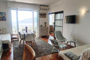 uma sala de estar com uma sala com uma mesa e cadeiras em Bel appartement climatisé vue mer parking gratuit. em Villefranche-sur-Mer