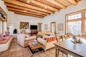 a living room with couches and a table at Casa Kiva in El Prado