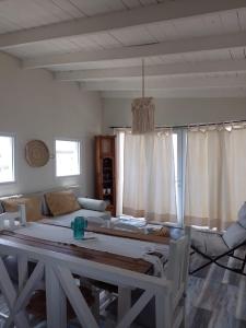 - un salon avec une table et un canapé dans l'établissement CABAÑA LAUTARO, à Las Grutas