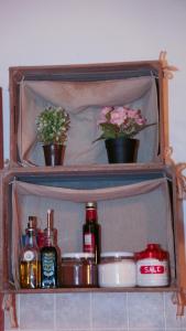 una estantería de madera con dos macetas. en Guest House Benny, en Reggio Emilia