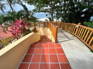 Parveke tai terassi majoituspaikassa Stunning 4-Bed Villa in Gros Islet St Lucia