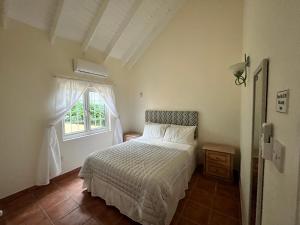 Vuode tai vuoteita majoituspaikassa Stunning 4-Bed Villa in Gros Islet St Lucia