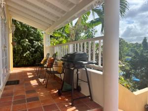 Parveke tai terassi majoituspaikassa Stunning 4-Bed Villa in Gros Islet St Lucia