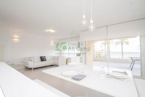 A seating area at piso alto standing en Segur de Calafell