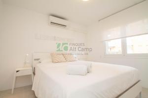 A bed or beds in a room at piso alto standing en Segur de Calafell