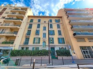 um grande edifício de apartamentos no lado de uma rua em Nestor&Jeeves - GOLDIE FRANCE RIVIERA - Very close sea em Nice