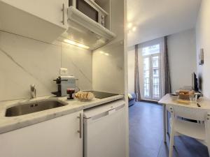 uma cozinha com um lavatório e uma bancada em Nestor&Jeeves - GOLDIE FRANCE RIVIERA - Very close sea em Nice