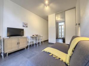 Nestor&Jeeves - GOLDIE FRANCE RIVIERA - Very close sea