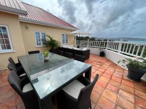 Parveke tai terassi majoituspaikassa Stunning 4-Bed Villa in Gros Islet St Lucia