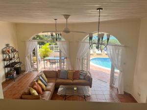 Majoituspaikassa Stunning 4-Bed Villa in Gros Islet St Lucia tai sen lähellä sijaitseva uima-allas