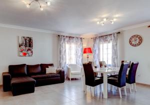 a living room with a couch and a table at Cozy two bedroom apartment in San Blas Golf del Sur Tenerife in San Miguel de Abona