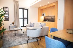 Ein Sitzbereich in der Unterkunft nQn Aparts & Suites Sevilla