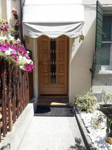 uma entrada para uma casa com uma porta de madeira em Lovely House Claudia-perfetto per Venezia em Mestre