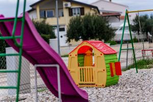 Plac zabaw dla dzieci w obiekcie Holiday Home Aria