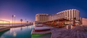 Bazén v ubytovaní Cádiz Bahía by QHotels alebo v jeho blízkosti