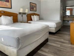 Giường trong phòng chung tại Motel 6 San Francisco CA Lombard Street