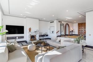 sala de estar con muebles blancos y chimenea en Luxury Mediterranean Villa La Ladera, Marbella, en Benahavís