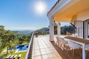 Villa con balcón con vistas. en Luxury Mediterranean Villa La Ladera, Marbella, en Benahavís