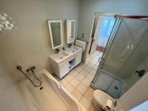 Kylpyhuone majoituspaikassa Stunning 4-Bed Villa in Gros Islet St Lucia