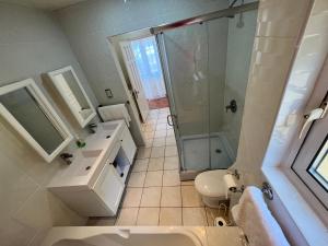 Kylpyhuone majoituspaikassa Stunning 4-Bed Villa in Gros Islet St Lucia