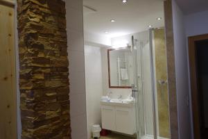 Koupelna v ubytování Edelsteinhotel Guniwirt + 37 fotografií